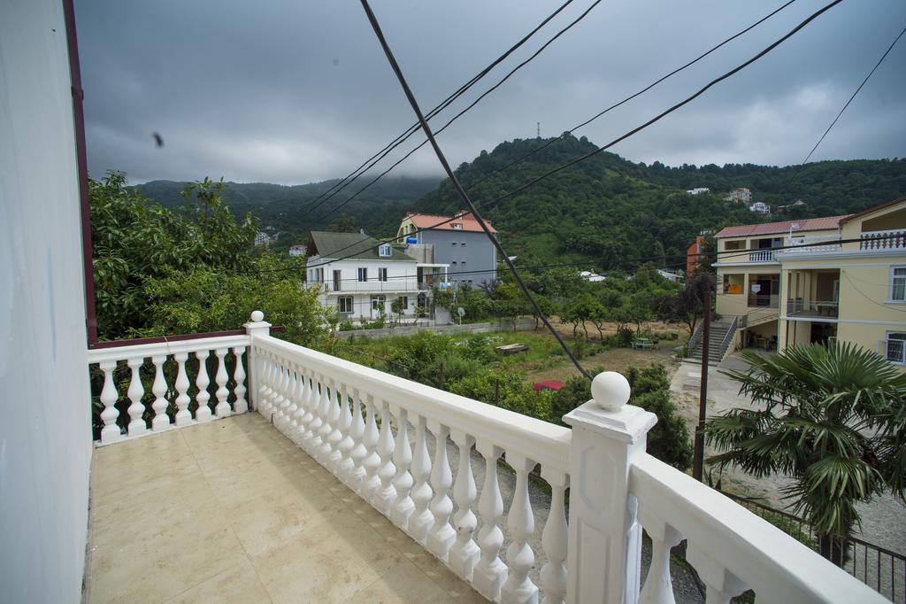 Beliy Dom Hotel Kvariati Exterior photo